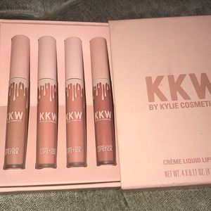 Never used Kylie lip kit. Opened but never used.😘